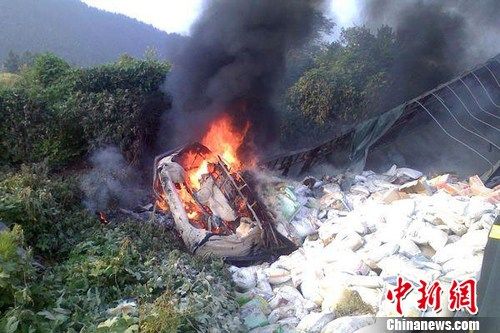 8月1日6時(shí)左右，滬昆高速上饒段一貨車側(cè)翻著火，駕駛室燒成空殼。圖為事故現(xiàn)場。吳兵章 攝