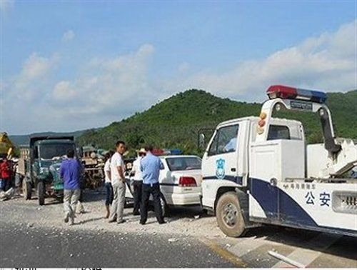 三亞高速農(nóng)用車撞飛護(hù)欄 肇事司機(jī)潛逃 汽車之家